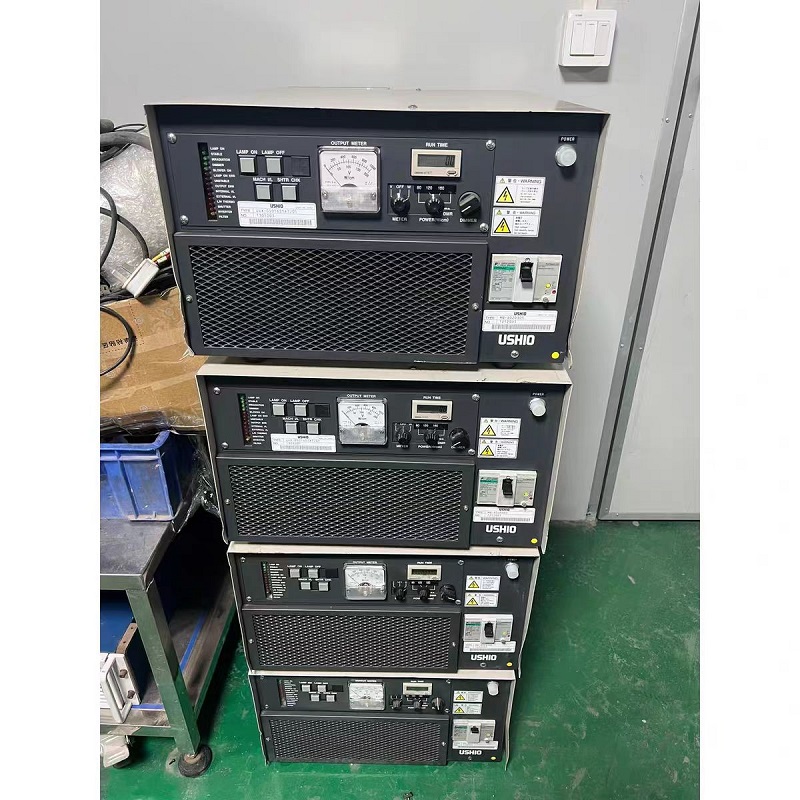 USHIORB牛尾UV電源故障維修 1、打開(kāi)電源后，發(fā)現(xiàn)電源燈開(kāi)啟一段時(shí)間后空開(kāi)跳閘?？紤]是空氣開(kāi)關(guān)容量過(guò)小，此時(shí)我們可以疏通送風(fēng)以及排風(fēng)檢查過(guò)濾棉。 2、在工作中時(shí)，uv燈自動(dòng)熄滅。該故障的原因有可能使風(fēng)冷不夠，燈管老化，超過(guò)其使用壽命，也有可能是電源電壓過(guò)低，電源缺項(xiàng)。此時(shí)我們可以考慮檢查并更換uv燈管，提高電源電壓，配置一個(gè)穩(wěn)壓器。 3、在作業(yè)時(shí)，UV固化爐的固化效果不理想。有可能是uv等與工件的距離過(guò)大，uc燈老化，超過(guò)了它的使用壽命。我們可以在溫度允許的情況下，適當(dāng)調(diào)整一下uv燈與工件的距離，如果還是沒(méi)有解決問(wèn)題的話可以更換uv燈的燈管。 4、uv燈不亮。個(gè)別新的uv燈管在點(diǎn)火的時(shí)候會(huì)有困難，可以考慮是uv燈的質(zhì)量問(wèn)題，線路或者變壓器故障。我們可以再一定時(shí)間內(nèi)頻繁開(kāi)啟關(guān)閉uv燈，或者考慮更換uv燈管，檢查線路以及變壓器并及時(shí)處理故障。 5、變壓器溫度過(guò)高。散熱風(fēng)機(jī)運(yùn)轉(zhuǎn)不正常，排風(fēng)量不夠，通風(fēng)不好?？梢詸z查并清理一下風(fēng)機(jī)，問(wèn)題嚴(yán)重時(shí)刻考慮更換風(fēng)機(jī)。 6、風(fēng)機(jī)有異聲。考慮是軸承損壞，可以更換軸承來(lái)結(jié)局問(wèn)題。 USHIORB牛尾UV曝光機(jī)驅(qū)動(dòng)電源維修UV燈不亮。 (1) 故障原因：設(shè)置故障 解決方法：確認(rèn)UV電源是否接通，模塊按鍵是否按下亮紅燈，液晶屏上是否顯示模塊“開(kāi)啟” (2) 故障原因：線路原因 解決方法：用萬(wàn)用表測(cè)量UV電路是否暢通. (3) 故障原因：UV燈板損壞 解決方法：檢查水循環(huán)系統(tǒng)是否正常工作，UV燈損壞很大可能是因?yàn)樗h(huán)出問(wèn)題，導(dǎo)致散熱不良造成的。并跟換ＵＶ燈板。