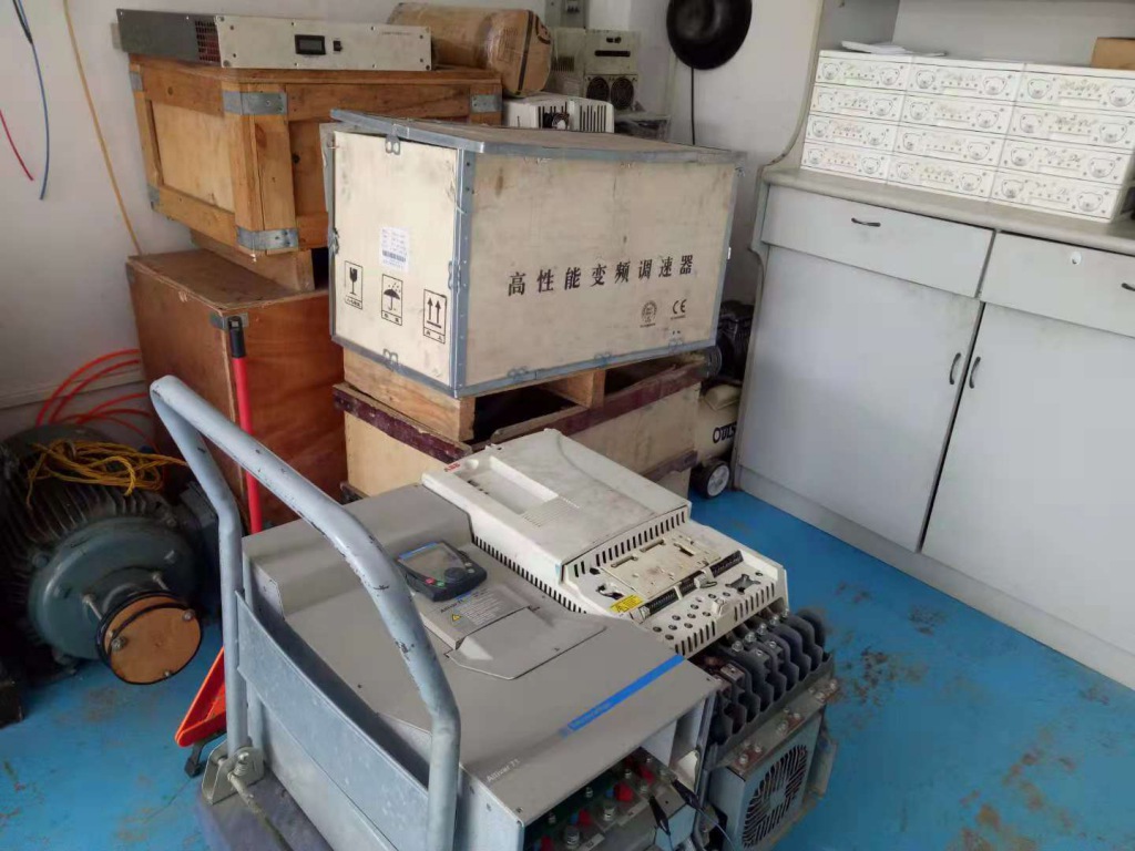 測試盒是自己開發(fā)的，用它干什么？ 英國Gsi公司的cw600激光電源，在上一代激光雕刻設(shè)備中多有應(yīng)用，現(xiàn)在任然在生產(chǎn)制造商發(fā)揮作重要作用。Cw600的控制器是cw200，由于牽涉到很多外部檢測，維修現(xiàn)場是無法帶載測試的，這個(gè)控制盒就是針對激光電源維修二開發(fā)的。 Gsi cw600電源輸出最大可達(dá)18-22a，一般雕刻時(shí)用十幾個(gè)安培，由于啟動時(shí)燈管超高阻抗，必須提升電壓才能點(diǎn)亮燈管，這個(gè)提升高壓達(dá)1000v左右，測試盒可以在電源電壓提升了接通假負(fù)載，5kw的假負(fù)載，可將輸出電流提高到9.5a左右?？梢哉f，如果過得了測試，電源維修成功率可高達(dá)95%以上，是維修這個(gè)電源的法寶。