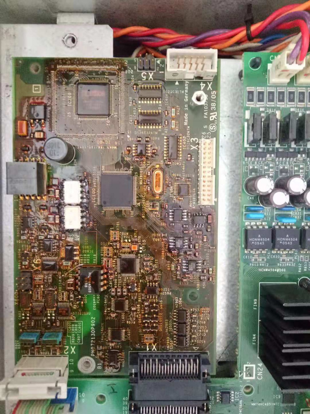 2.丹佛斯的產(chǎn)品設(shè)計(jì)自成一個(gè)體系，國內(nèi)的海利普就引進(jìn)了丹佛斯的技術(shù)。丹佛斯喜歡分散型的電源設(shè)計(jì)，喜歡用兩個(gè)處理器。這樣做的好處是故障范圍可以盡量做到不擴(kuò)散。高低壓電源的設(shè)計(jì)也是這樣的理念。但實(shí)際使用中，丹佛斯的電路相反不是那么穩(wěn)定，反而讓結(jié)構(gòu)變得復(fù)雜化（特別是小功率變頻器）。 這臺設(shè)備是200kw的fc302系列，fc302系列也是丹佛斯高級產(chǎn)品，本來是好的，工廠電氣人員正常保養(yǎng)后，發(fā)現(xiàn)開不了機(jī)。經(jīng)過排查，最初是電源故障，但外邊維修人員將電源修復(fù)后，上電無顯示。換另一單位再維修，工程師說電源是好的，建議不要修理，更換新變頻器。用戶還想再試一次維修，由于變頻器功率較大，價(jià)格不菲，到我這里已經(jīng)是第三家公司。經(jīng)過仔細(xì)檢測，發(fā)現(xiàn)前兩家公司就失手在丹佛斯的分散電源控制上，24v雖然去了主板，但主板5v并沒有工作。5v電源損壞，故障可大可小，順著這個(gè)思路一路檢測下去，阻抗不對，用電流法，很快就確定出主板上有電容短路，更換后，上電有顯示。但進(jìn)不了自檢，細(xì)測發(fā)現(xiàn)1.85v供電不對，更換該ic，變頻器已經(jīng)正常……